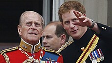 Princ Philip a princ Harry (za nimi princ Edward) na balkonu Buckinghamského...