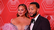 Chrissy Teigenová a John Legend na Tony Awards (New York, 26. záí 2021)