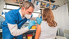 Primátor hlavního města Zdeněk Hřib očkuje zájemce na poslední zastávce... Primátor hlavního města Zdeněk Hřib očkuje zájemce na poslední zastávce...