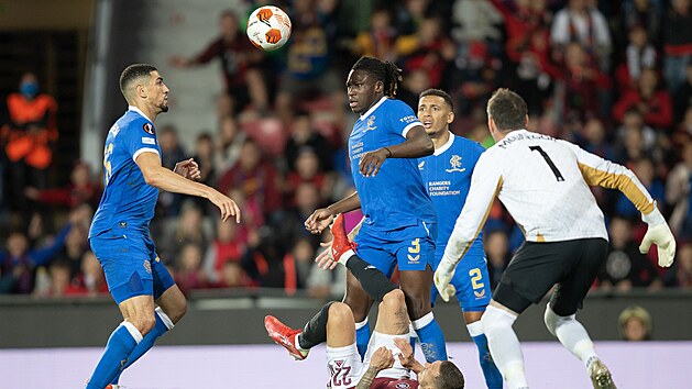 Calvin Bassey (3) z Rangers stojí nad ležícím sparťanem Lukášem Haraslínem. | na serveru Lidovky.cz | aktuální zprávy Calvin Bassey (3) z Rangers stojí nad ležícím sparťanem Lukášem Haraslínem. | na serveru Lidovky.cz | aktuální zprávy