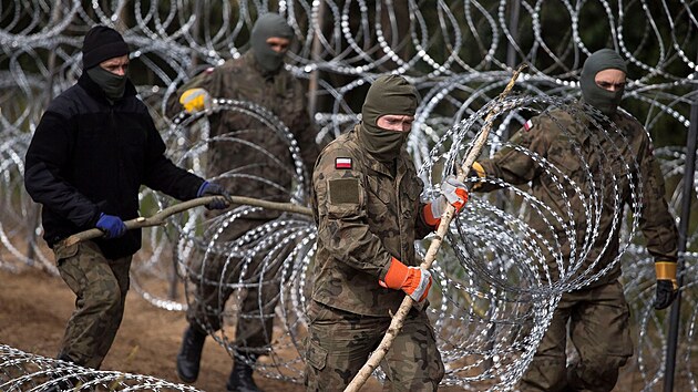 Polsk pohranin str stav plot na hranicch s Bloruskem, kam m zstupy migrant. (1. z 2021)