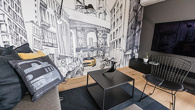 Stěnu směrem z chodby zdobí velkoprostorová autorská tapeta od návrhářky Markéty Daňkové.