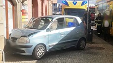 Auto skončilo po nárazu do tramvaje na chodníku. Auto skončilo po nárazu do tramvaje na chodníku.