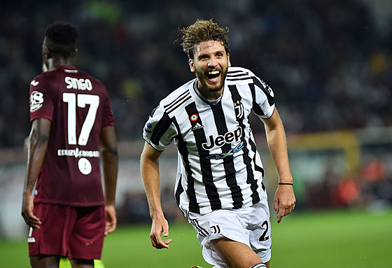 Manuel Locatelli z Juventusu slaví úvodní branku turínského derby z 86. minuty.