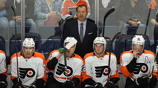 Trenér Alain Vigneault na střídačce Philadelphie. Trenér Alain Vigneault na střídačce Philadelphie.