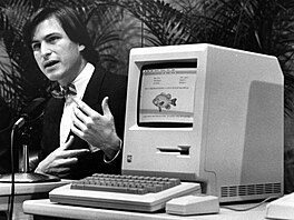 est let po garáové prvotin Steve Jobs pedstavil první poíta nazvaný...