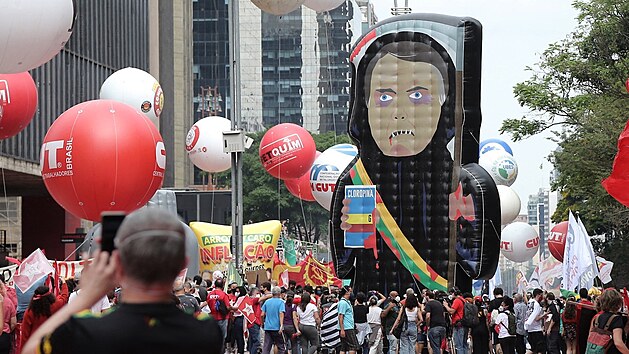 Lid v ulicch Sao Paula protestuj proti brazilskmu prezidentovi Jairu Bolsonarovi. (2. jna 2021)