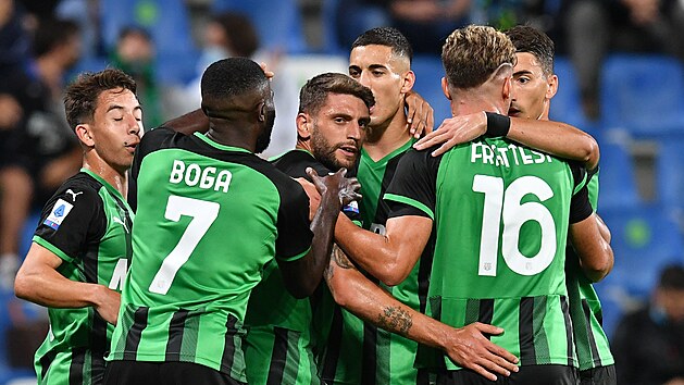 Fotbalist Sassuola spolen oslavuj branku Domenica Berardiho (uprosted) do st Interu.