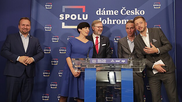 Koalice SPOLU a Piráti a starostové podepsali memorandum o vůli vytvořit většinovou vládu. Zleva Marian Jurečka, Markéta Pekarová Adamová, Petr Fiala, Ivan Bartoš, Vít Rakušan. (9. října 2021)