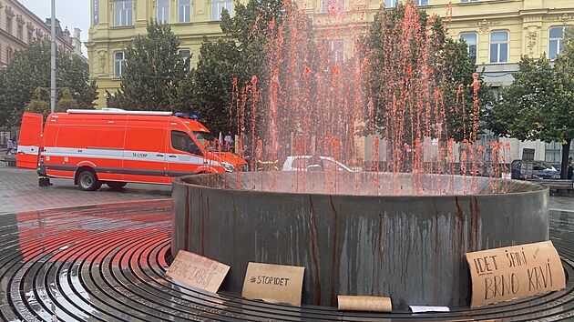 Odprci zbrojaskho veletrhu Idet obarvili vodu ve dvou kanch v centru Brna na erveno, co m symbolizovat krev.