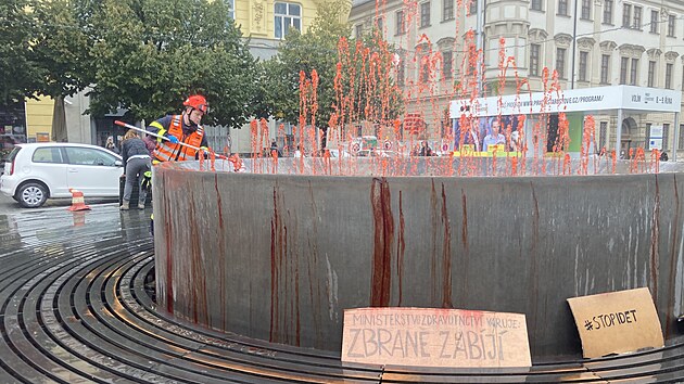 Odprci zbrojaskho veletrhu Idet obarvili vodu ve dvou kanch v centru Brna na erveno, co m symbolizovat krev.
