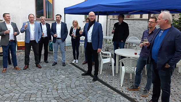 Marek Výborný oslavuje vítězství koalice SPOLU. Staronový poslanec získal nejvíc preferenčních hlasů. Uprostřed lídr kandidátky Pavel Svoboda.