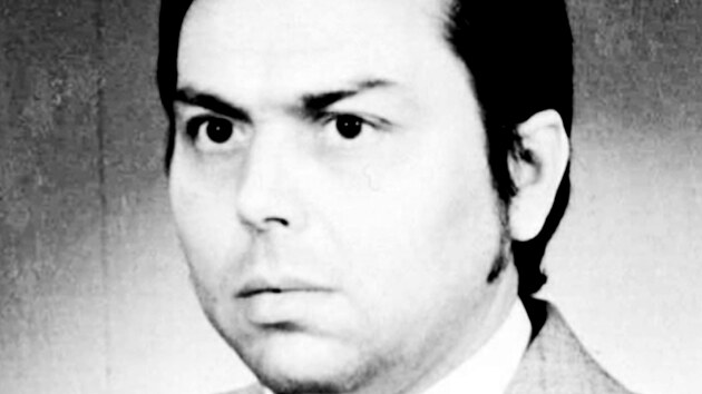 Miroslav Vlček: Poté, co patrně vyslýchal Švandu v konspiračním bytě, byl po kárném řízení od StB propuštěn.