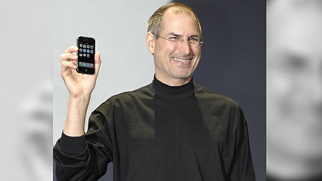 Pokud bychom mli vybrat jen jeden produkt, kterm Steve Jobs a spolenost Apple zmnili svt, pak je to chytr telefon  s operanm systmem, samostatnmi aplikacemi a rozmrnm barevnm dotykovm displejem  iPhone, kter byl pedstaven v roce 2007. Zatky neml jednoduch, vdy neuml ani poslat tehdy pokrokov MMS.