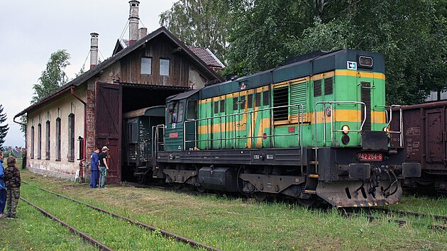 Lokomotiva 742.254 se sluebnm vozem ped vtopnou v Rokytnici v Orlickch horch