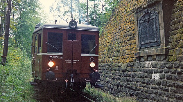 Pardubick Hurvnek M 131.1228 ped Pnskm tunelem (21. 9. 1993)
