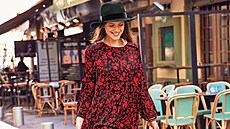 Černé žerzejové legíny s delší halenkou perfektně ladí. Pozornost je zaměřena... Černé žerzejové legíny s delší halenkou perfektně ladí. Pozornost je zaměřena...