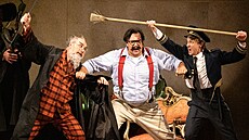 Adam Plachetka (uprostřed) jako Figaro, Jiří Sulženko (vlevo) jako Bartolo a... Adam Plachetka (uprostřed) jako Figaro, Jiří Sulženko (vlevo) jako Bartolo a...