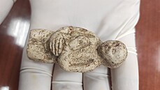 Ježíšek třímá v rukou jablko nebo sféru, jež podle Brestovanského symbolizuje... Ježíšek třímá v rukou jablko nebo sféru, jež podle Brestovanského symbolizuje...