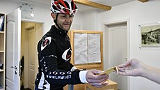 V Bedřichově volili na průkaz cyklisté, kteří se účastnili masového závodu. V Bedřichově volili na průkaz cyklisté, kteří se účastnili masového závodu.