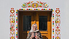 Marie virgová maluje s pomocnicemi na kapliku svaté Terezie v centru Kostic...