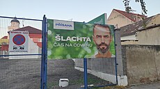 Plachty propagující Roberta Šlachtu a jeho hnutí Přísaha jsou v jeho domovských... Plachty propagující Roberta Šlachtu a jeho hnutí Přísaha jsou v jeho domovských...