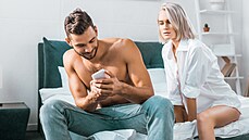 Nevěra může život zpříjemnit, ale většinou znamená komplikace. Nevěra může život zpříjemnit, ale většinou znamená komplikace.