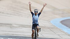 JÁ TO DOKÁZALA. Lizzie Deignanová se raduje z vítězství Paříž-Roubaix. JÁ TO DOKÁZALA. Lizzie Deignanová se raduje z vítězství Paříž-Roubaix.