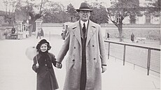 Karel Mucha se svojí nejstarší dcerou Hankou. Karel Mucha se svojí nejstarší dcerou Hankou.
