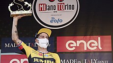Primož Roglič s trofejí pro vítěze. Primož Roglič s trofejí pro vítěze.