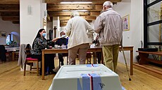 V Ludéřově, místní části Drahanovic na Olomoucku, lidé míří k volbách do... V Ludéřově, místní části Drahanovic na Olomoucku, lidé míří k volbách do...