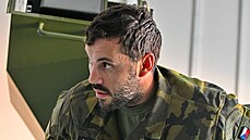 Kajakář Josef Dostál vystupuje z trenažéru vozidla Pandur při vojenské odborné... Kajakář Josef Dostál vystupuje z trenažéru vozidla Pandur při vojenské odborné...