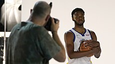 Andrew Wiggins pózuje při oficiálním focení pro Golden State Warriors. Andrew Wiggins pózuje při oficiálním focení pro Golden State Warriors.