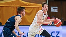 Jakub Tůma z Nymburka útočí během utkání s Ostravou, brání ho Martin Nábělek. Jakub Tůma z Nymburka útočí během utkání s Ostravou, brání ho Martin Nábělek.