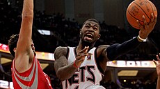 Terrence Williams (vpravo) v dresu New Jersey Nets v zápase s Houston Rockets,...