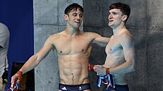 Tom Daley a Matty Lee po zisku zlatých medailí v synchronizovaných skocích do...