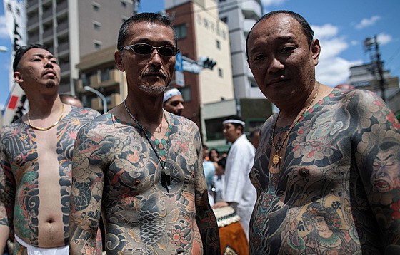 Mui na festivalu Sanja Matsuri v Tokiu pedvádjí své tradiní japonské...