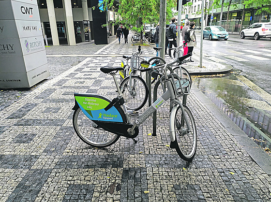 Teba k takovým stojanm se parkují kola Nextbike.