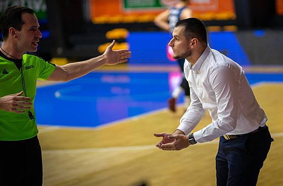 Ostravský trenér Adam Choleva se pe s rozhodím Petrem Blahoutem.