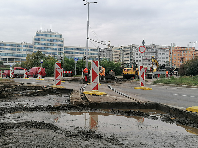 <p>Od tohoto víkendu až do pátku 5. listopadu je přerušen tramvajový provoz na Bubenském nábřeží. Jezdí zde náhradní autobusy x25.1 a 25 jsou odkloněny přes Výstaviště, nádraží Holešovice a Ortenovo náměstí, 6 je z Palmovky prodloužena na Vysočanskou, 12
