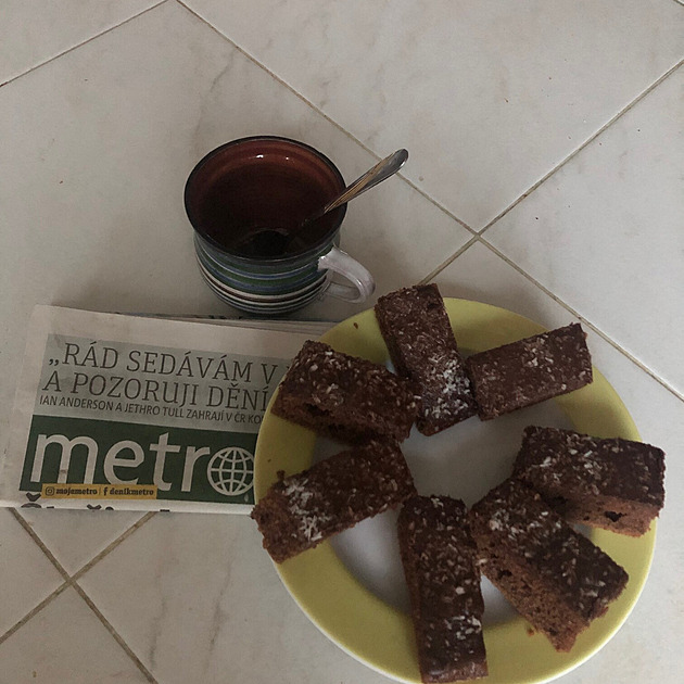 <p>Čtenářka Jana Plešingerová snídá s deníkem Metro.</p>