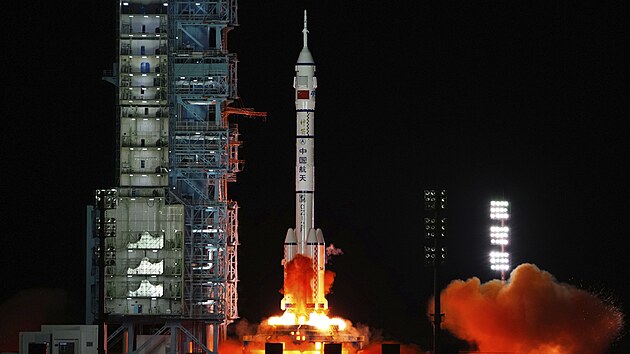 Čínská loď Šen-čou 13 letěla z čínského kosmodromu Ťiou-čchüan na vesmírnou... Čínská loď Šen-čou 13 letěla z čínského kosmodromu Ťiou-čchüan na vesmírnou...