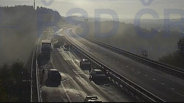 Hromadná nehoda na dálnici D1 na 144. kilometru uzavřela směr na Prahu. (17.... Hromadná nehoda na dálnici D1 na 144. kilometru uzavřela směr na Prahu. (17....