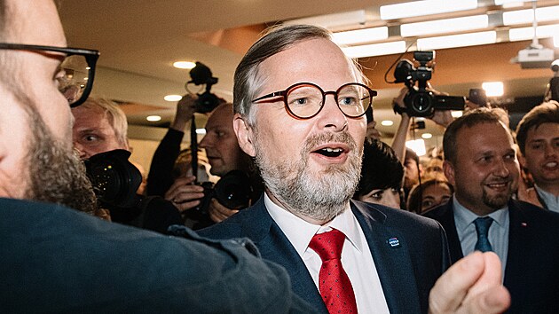 Petr Fiala přijímá gratulace po volbách. (9. října 2021) Petr Fiala přijímá gratulace po volbách. (9. října 2021)