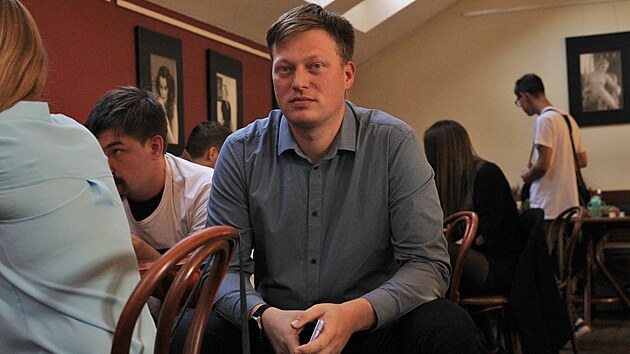 Krajský lídr Pirátů Lukáš Černohorský ve volebním štábu při sledování výsledků.... Krajský lídr Pirátů Lukáš Černohorský ve volebním štábu při sledování výsledků....