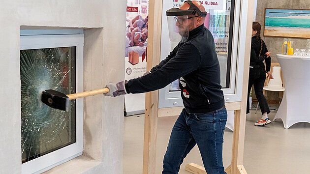 Pro předvedení odolnosti okna Klidea bylo použito kladivo s hmotností deset... Pro předvedení odolnosti okna Klidea bylo použito kladivo s hmotností deset...