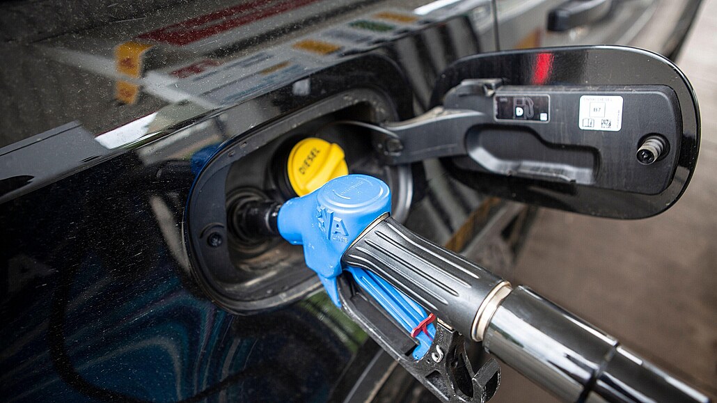 Dieselům hrozí paralýza. Drahý plyn brzdí výrobu AdBlue, auto bez něj nejede Dieselům hrozí paralýza. Drahý plyn brzdí výrobu AdBlue, auto bez něj nejede