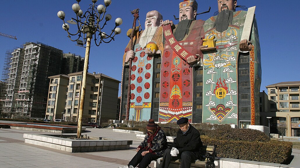 Ti bohové. Hotel Tchien-c stojící v Pekingu má fasádu ve tvaru trojice...