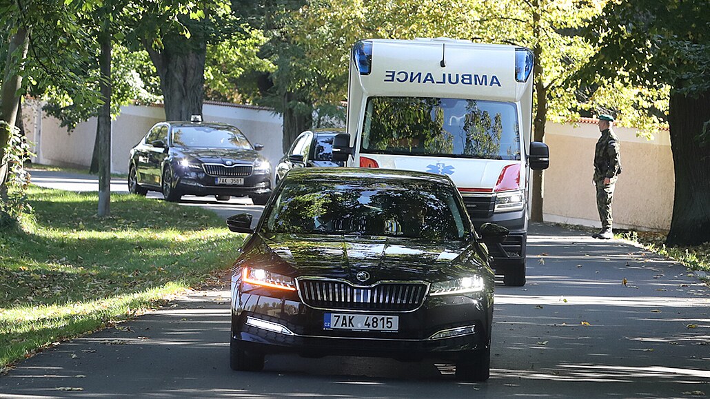 Převoz prezidenta Miloše Zemana do Ústřední vojenské nemocnice v Praze. (10.... Převoz prezidenta Miloše Zemana do Ústřední vojenské nemocnice v Praze. (10....