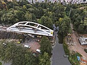 Lidé v Brodě mohou sledovat, jak se pomalu nad řeku Sázavu nasouvá obrovská... Lidé v Brodě mohou sledovat, jak se pomalu nad řeku Sázavu nasouvá obrovská...